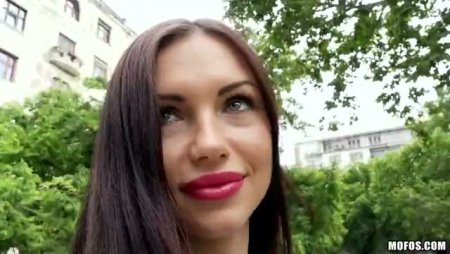 Русская телка легко пошла трахаться в ближайшие кусты