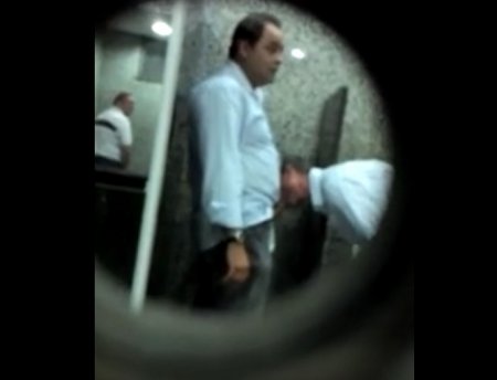 Гей предлагает всем желающим минет в сортире