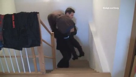 Принес себе бабу домой и стал ебать