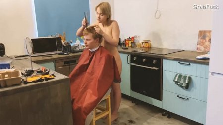 Секс на кухне с молодой парикмахершей