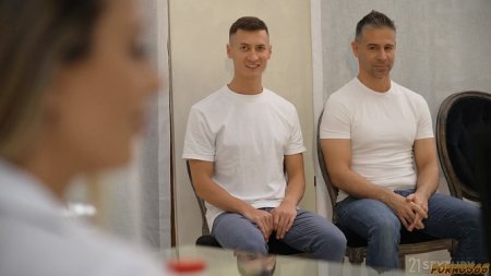 Дамочка помогла мужикам сжать сперму