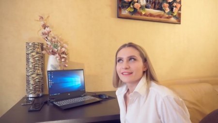 Очаровательная блондиночка задрала ножки для ебалова