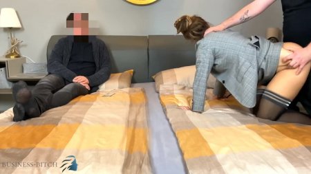 Толстожопая жена сношается на глазах куколда