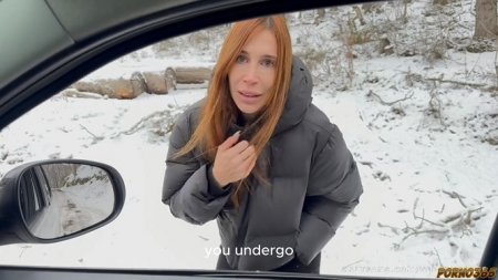 Качок подобрал на дороге замерзшую красотку и покатал на хую