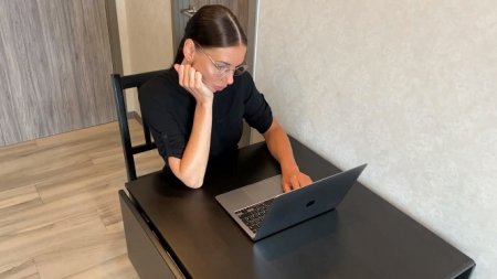 Бухгалтерша охотно поебалась с директором и приняла сперму на очки